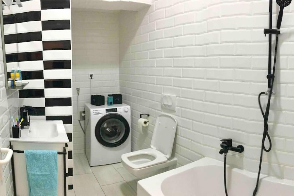 Apartamento Novoureden Komforni Stan Od 90 M2 S Dvoristem Šibenik Habitación foto